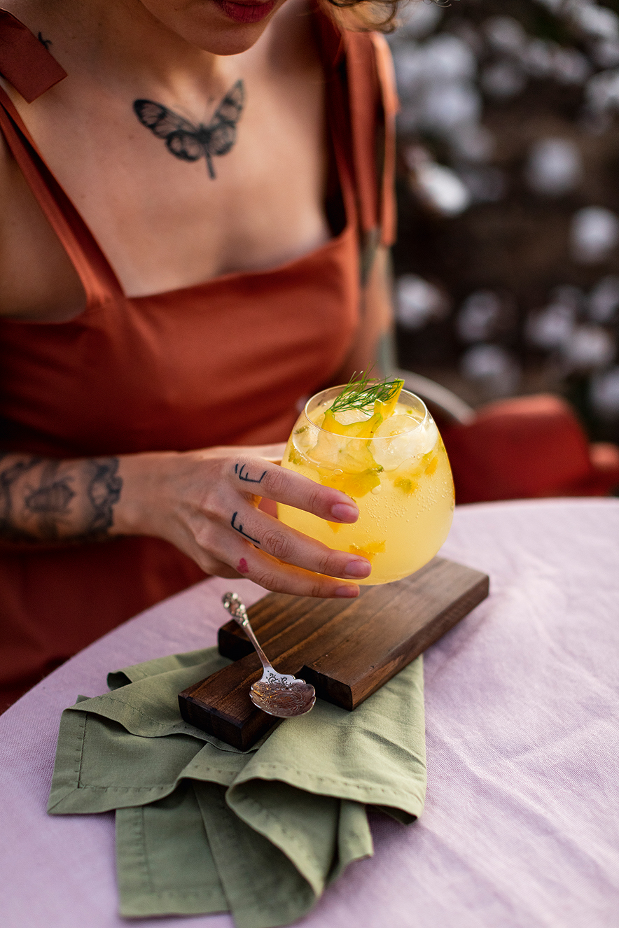 Gim tônica de gengibre com carambola Com cores vibrantes, esse menu prova que o inverno não precisa ser cinza