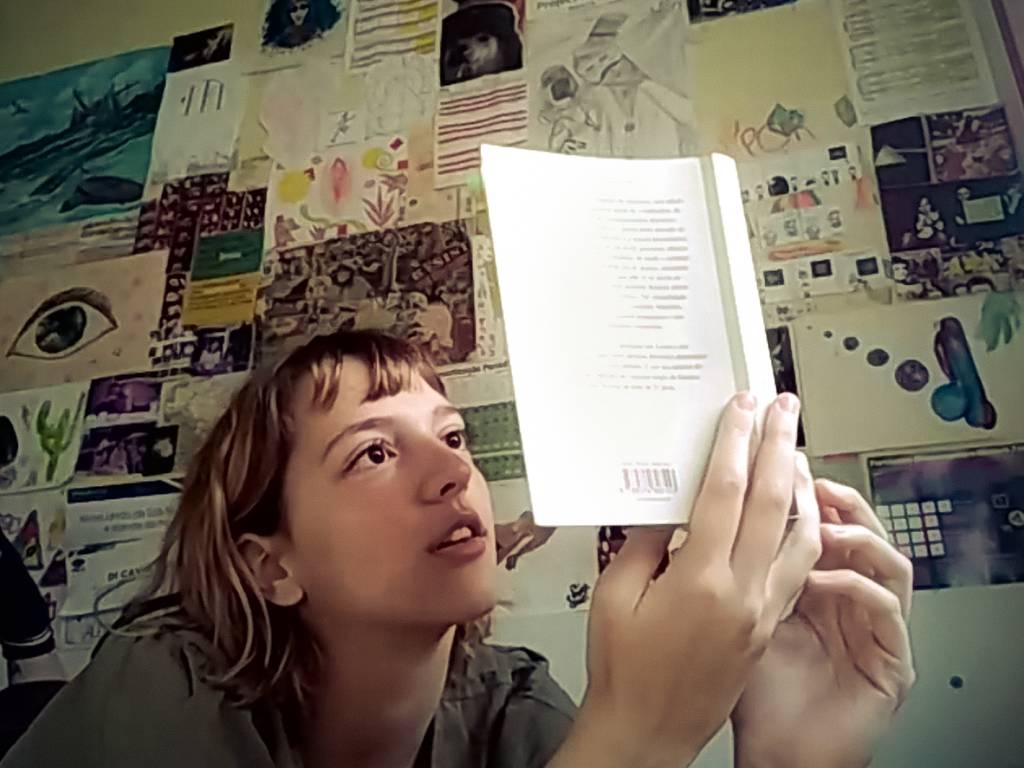 Alessandra Jovem Alessandra lendo livro