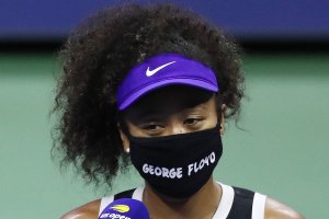 Após usar máscara de vítimas de violência policial, a tenista Naomi Osaka foi surpreendida com mensagem dos familiares