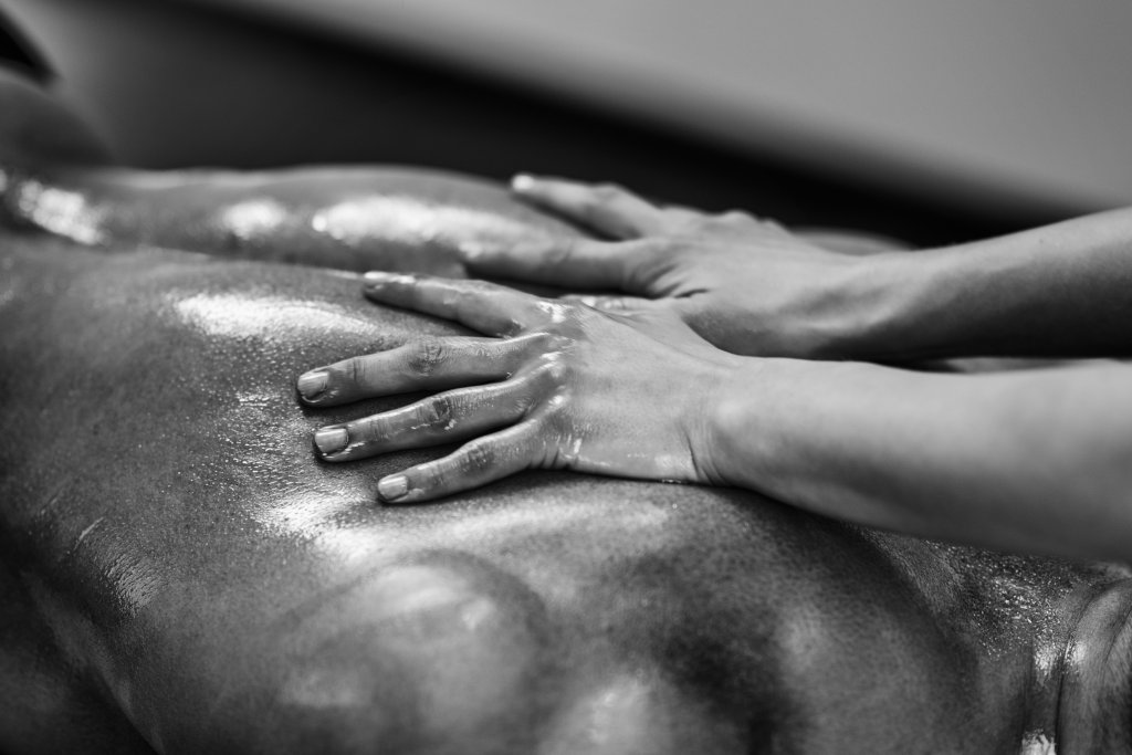 Guia do óleo de coco: como usá-lo na massagem