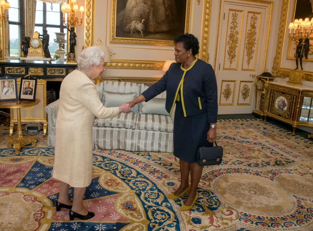 Rainha Elizabeth e Sandra Mason durante um encontro no Palácio de Buckingham em março de 2018