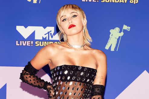 Miley Cyrus expõe atitude machista do diretor do VMA