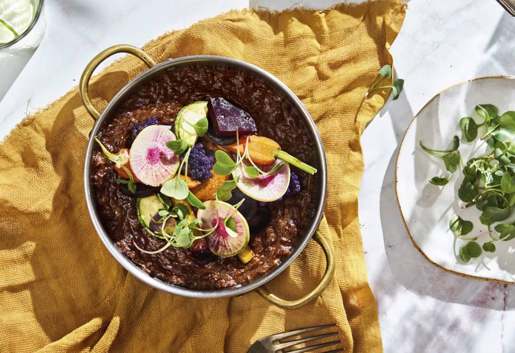 Arroz vermelho com legumes orgânicos assados e molho romesco