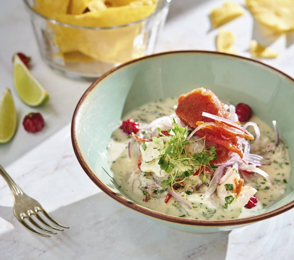 Ceviche de linguado com leite de tigre e granita de pitanga