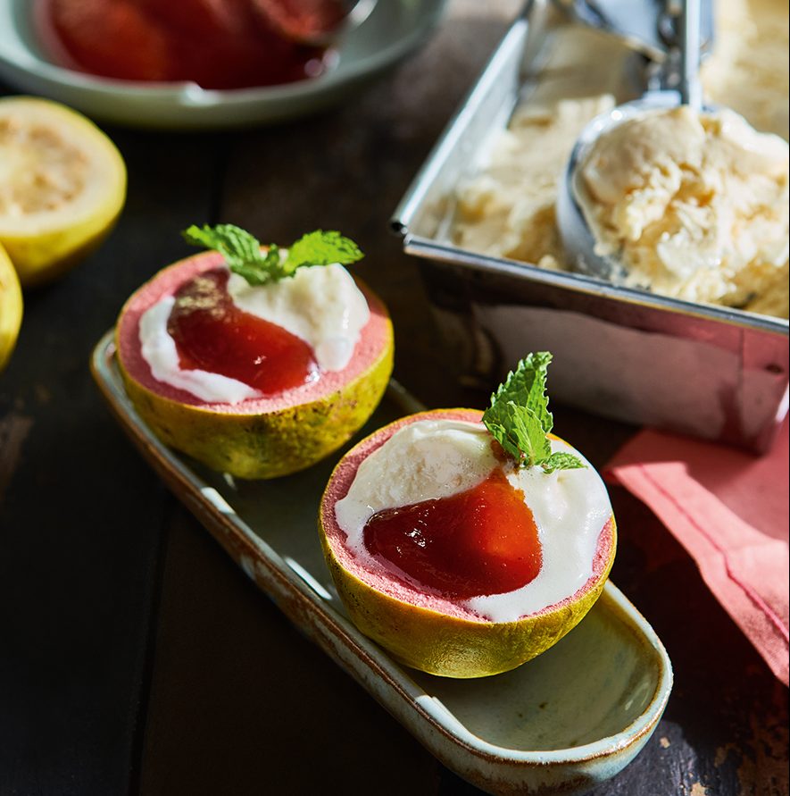 Sorvete de queijo com goiabada quente