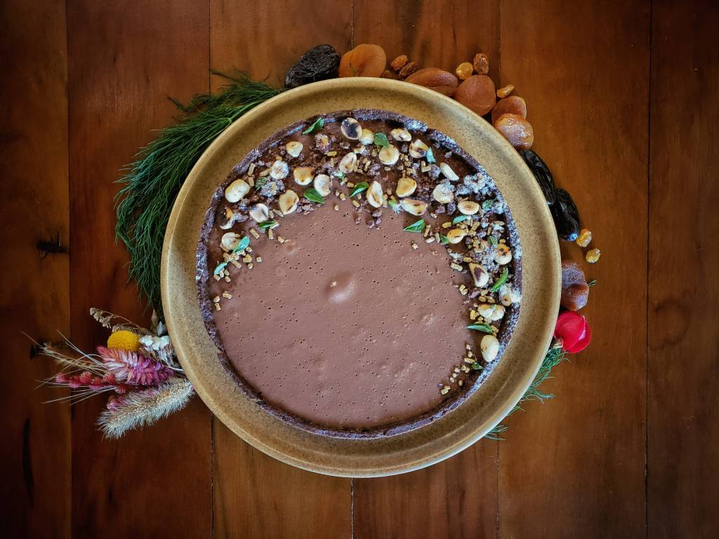Tortinha de chocolate, caramelo e manjericão