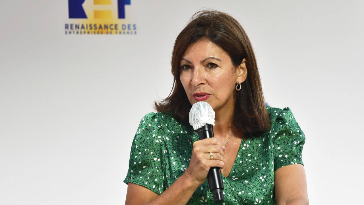 Anne Hidalgo, prefeita de Paris, classificou a multa como "absurda"