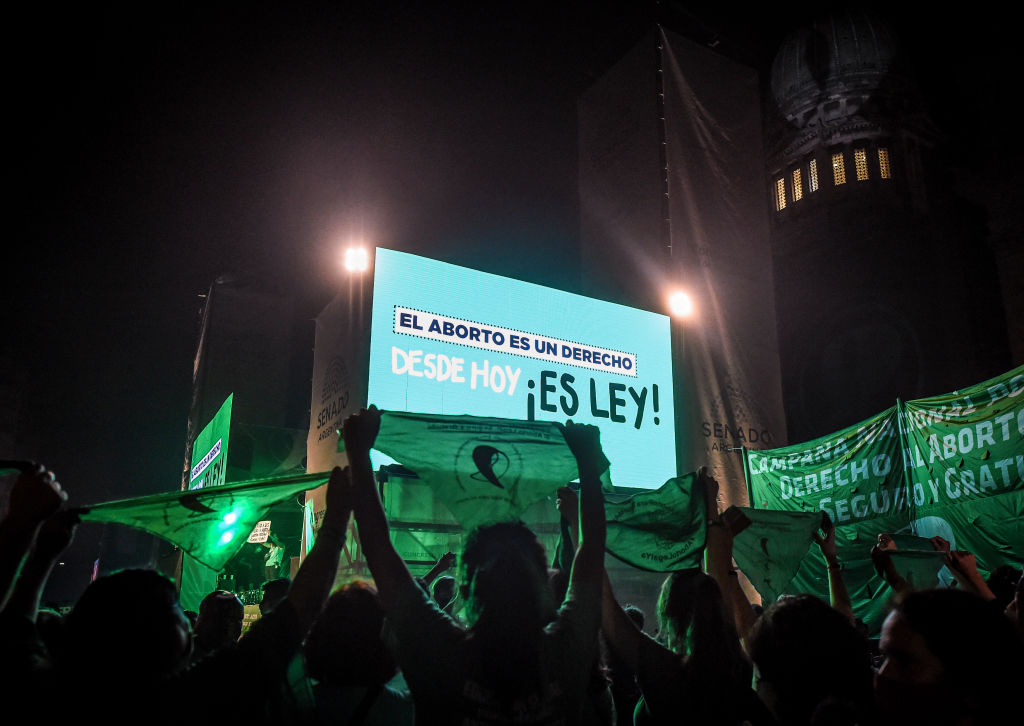multidão comemora legalização do aborto na Argentina