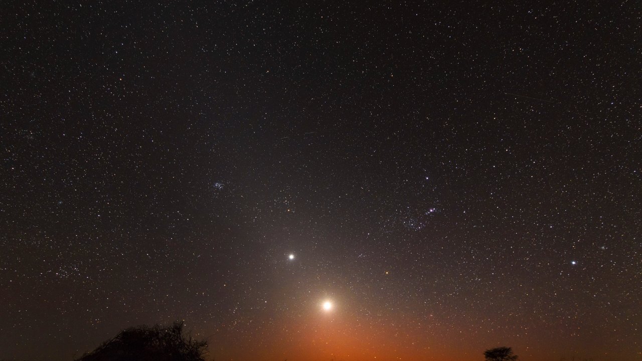 Nascer da Lua e de Vênus em foto feita na Namíbia