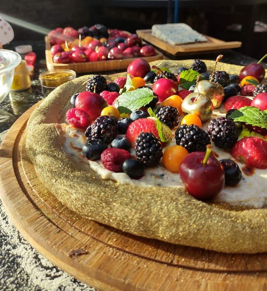 Pizza natalina com frutas vermelhas