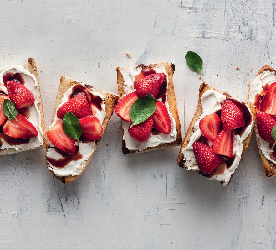 Bruschetta de morango com redução de vinagre balsâmico