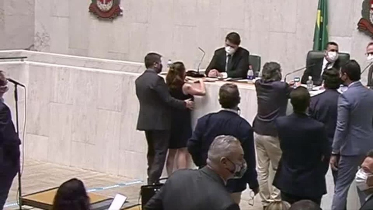 Momento em que o deputado Fernando Cury assedia a deputada Isa Penna, tocando em seu seio