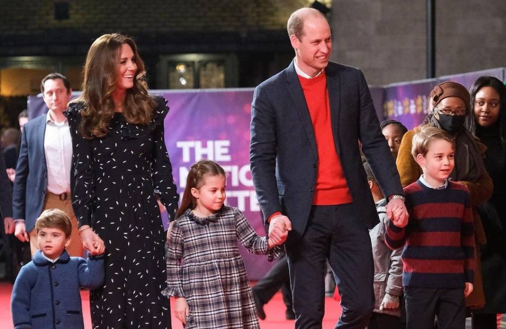 Príncipe Louis rouba a cena em cartão de Natal de Kate e William