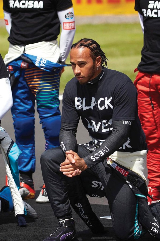 Lewis Hamilton ajoelhado em protesto contra racismo