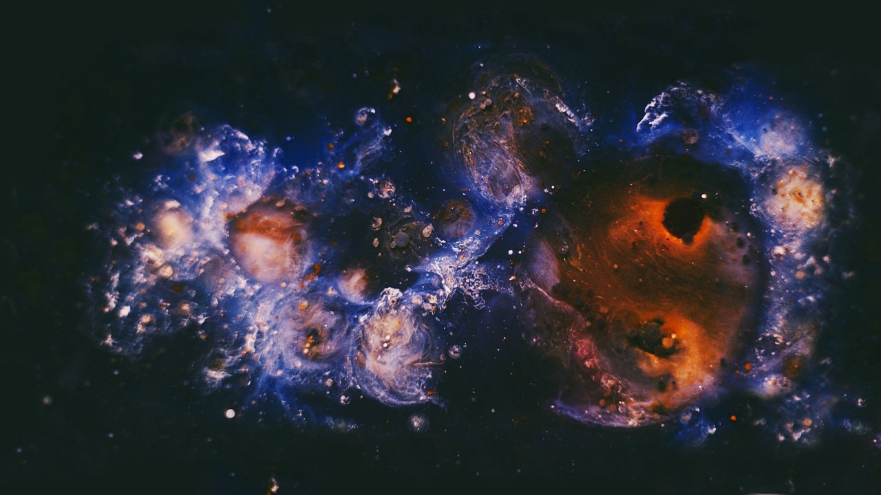Fotografia de galáxia com tons roxos e laranjas