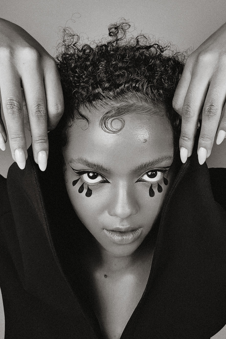 Mulher negra olha para a c&acirc;mera. Ela tem no olho um desenho feito com delineador