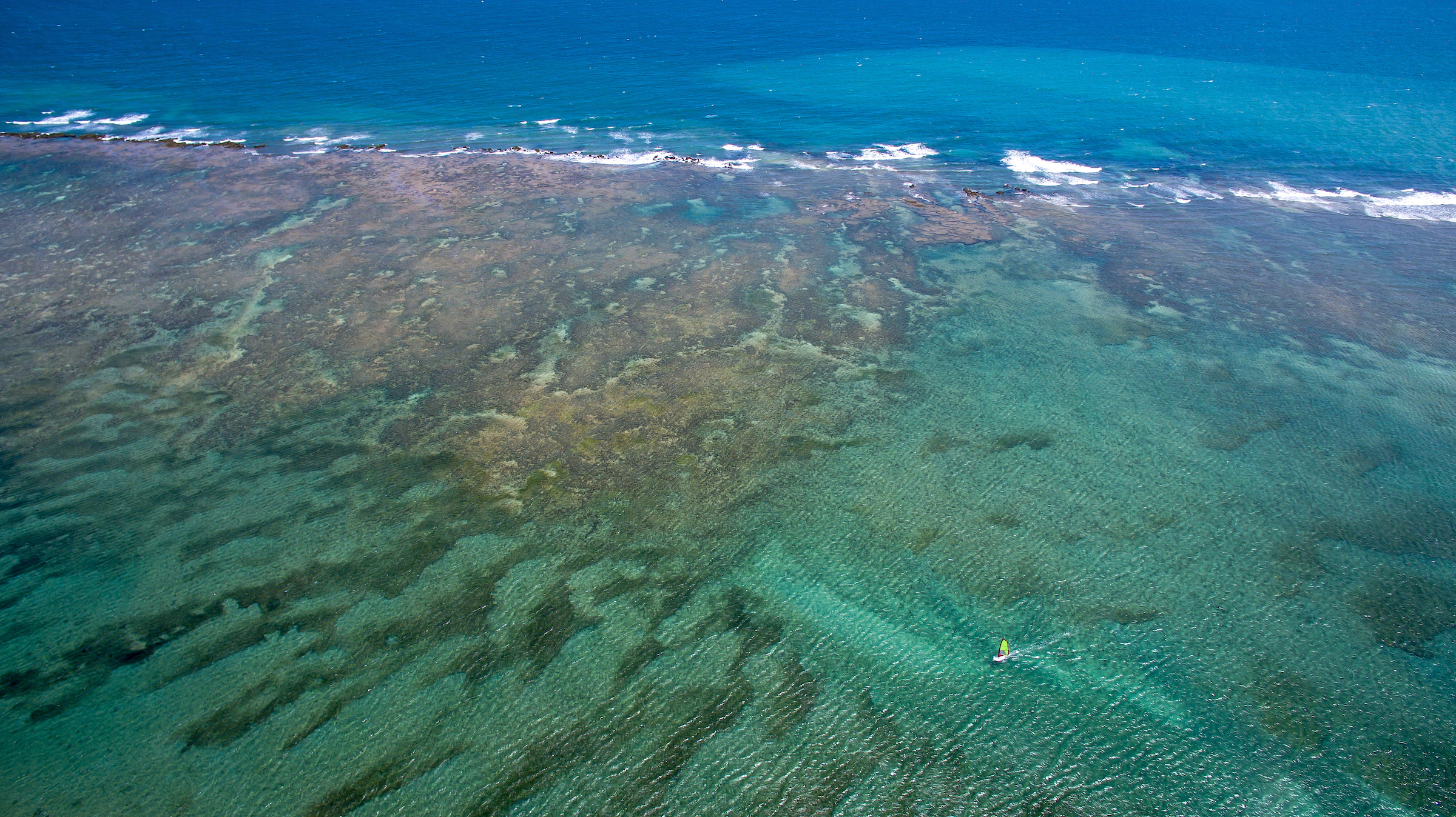 Imagem aérea do mar da enseada do Arauá na região de Barra Grande, Ilha de Itaparica - Bahia.
