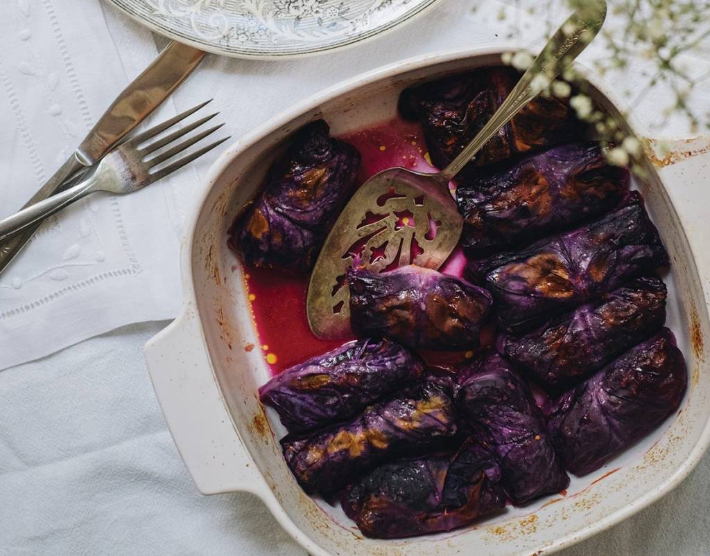 Charutinho de repolho roxo com recheio de mjadra