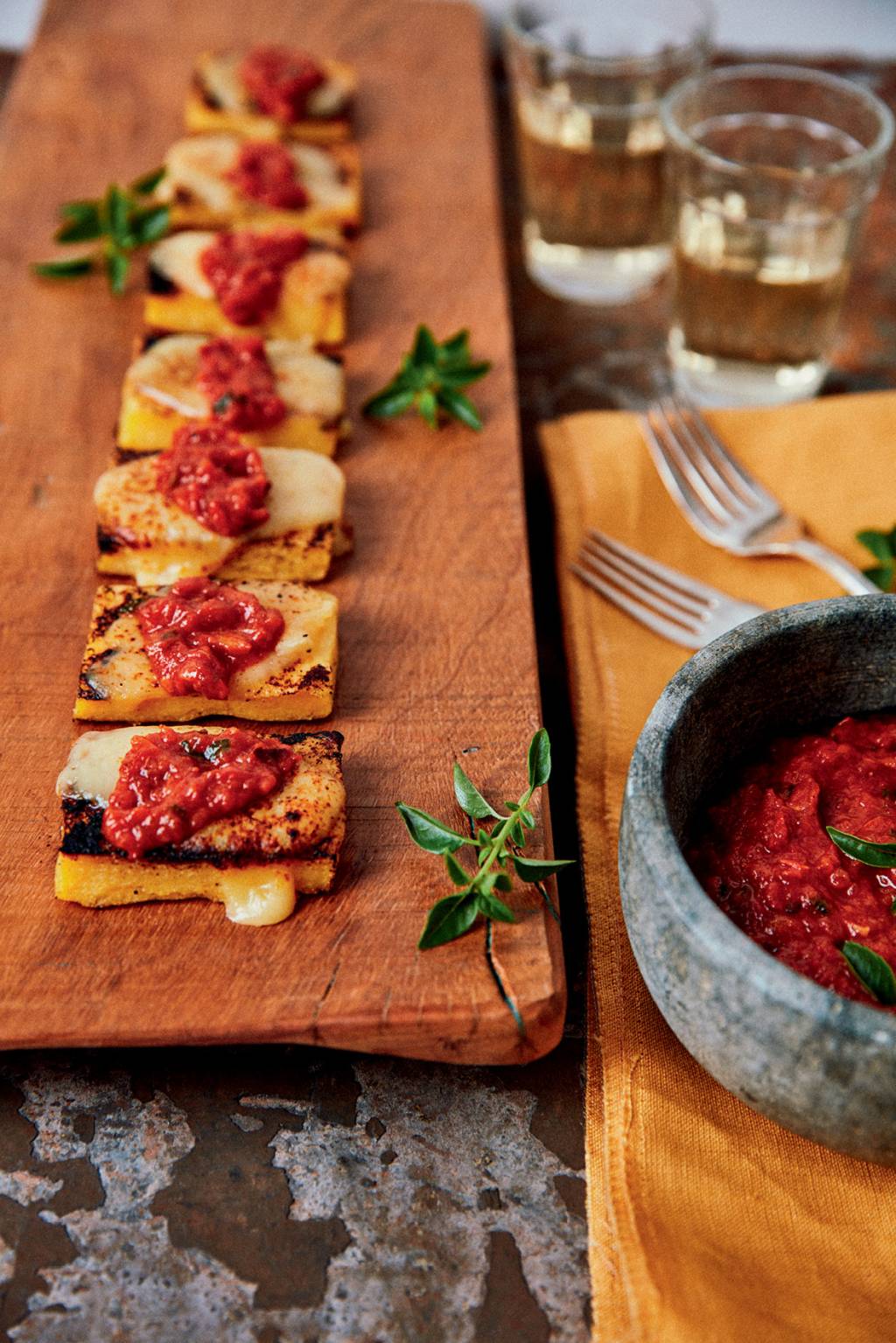 Polenta brustolada com queijo colonial e molho de tomate assado
