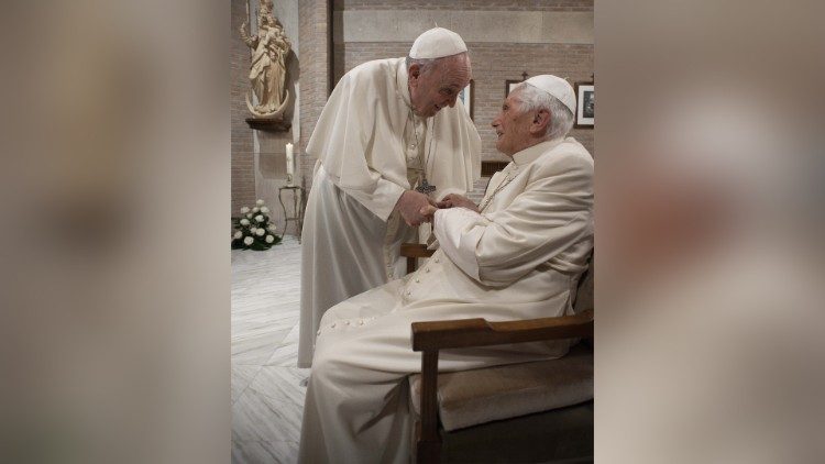 Papa Francisco e Bento XVI foram vacinados contra Covid-19