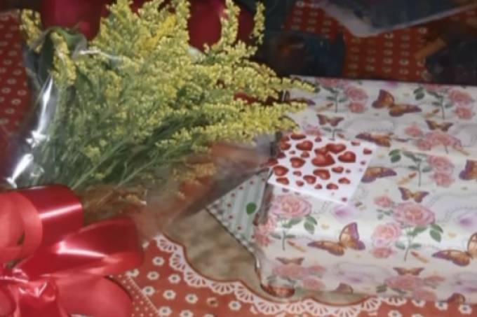 Buquê de flores e presente usado para disfarçar bomba entregue a mulher