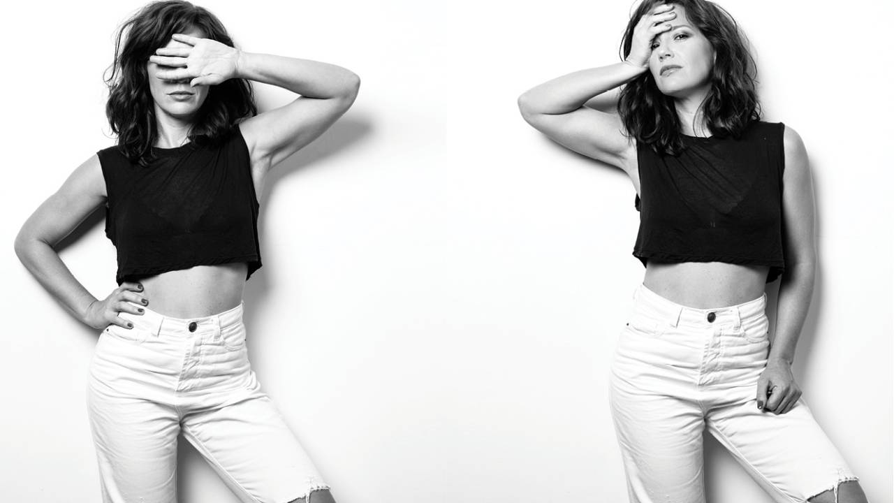 Duas fotos de Natália Lage usando top preto e calça branca com as mãos no rosto