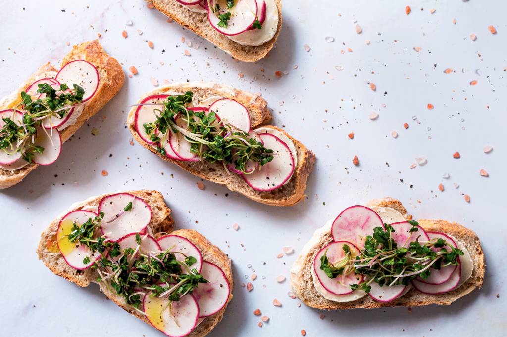 Toast de queijo de cabra, rabanete e broto de cenoura