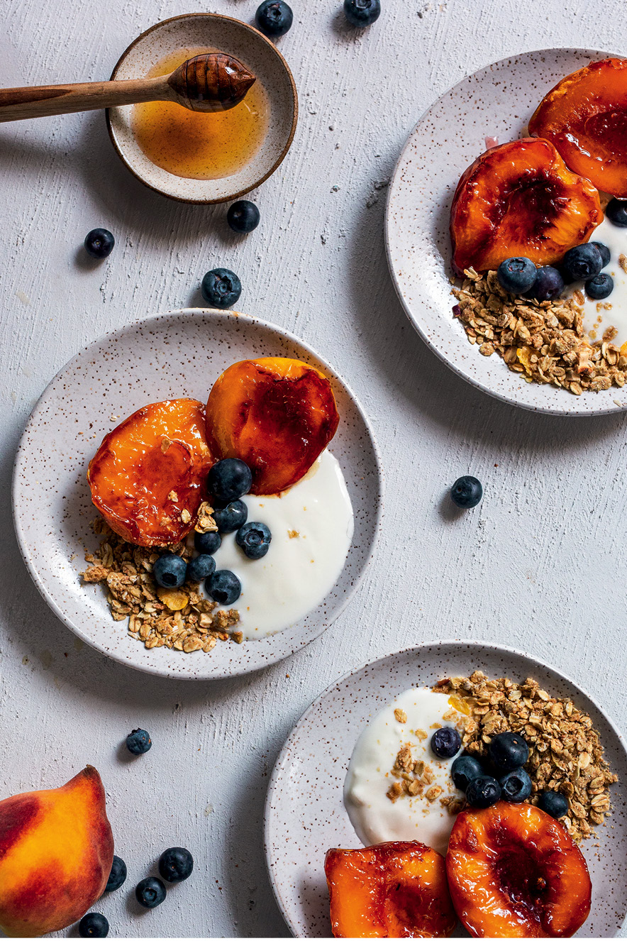 Pêssegos assados com iogurte, blueberry e granola – Receber Brunch Pêssegos assados com iogurte, blueberry e granola - Receber Brunch