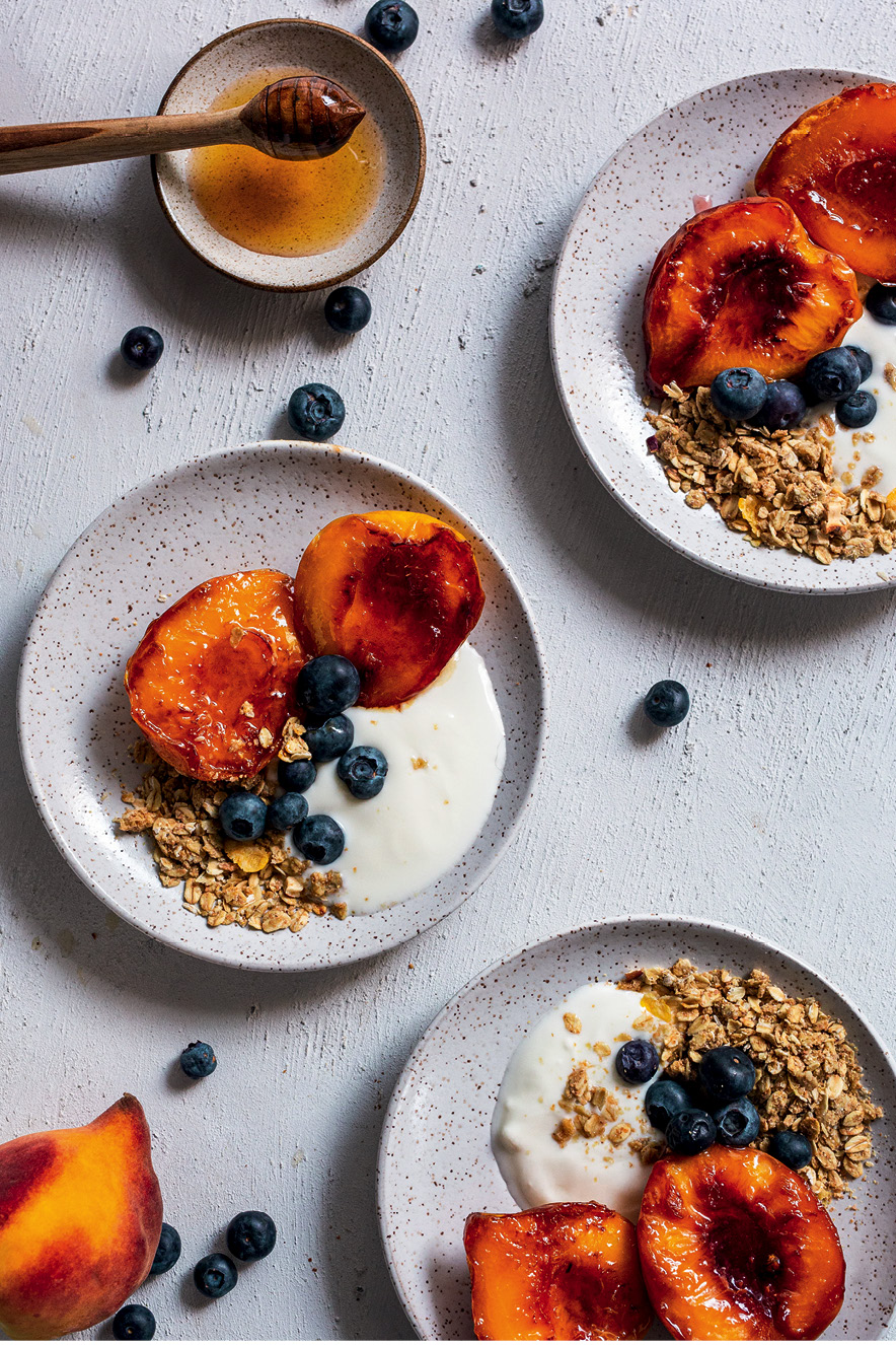 Pêssegos assados com iogurte, blueberry e granola - Receber Brunch