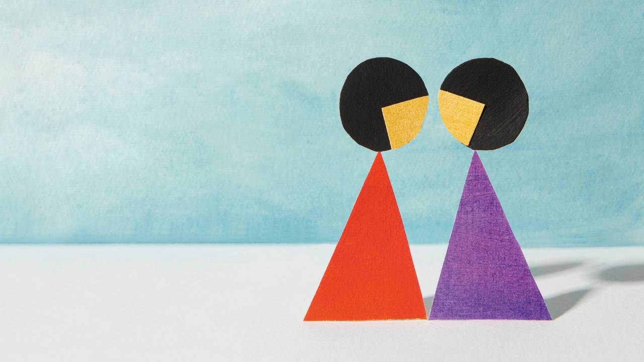 Ilustração de duas bonequinhas mulheres uma de frente pra outra
