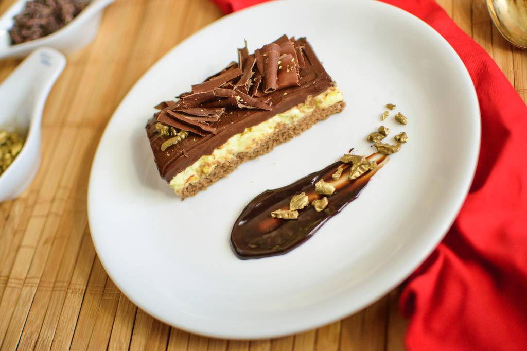 Sobremesa de chocolate com maracujá em camadas