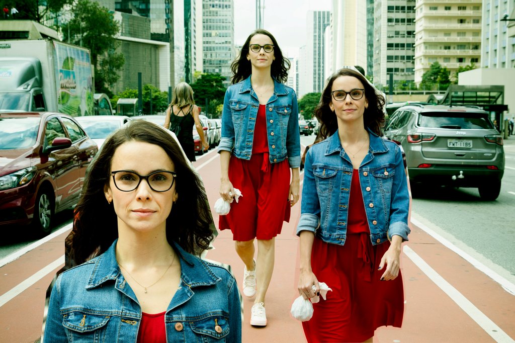 Colagem de cenas em que Débora Falabella caminha pela Avenida Paulista no filme "Depois a Louca Sou Eu"