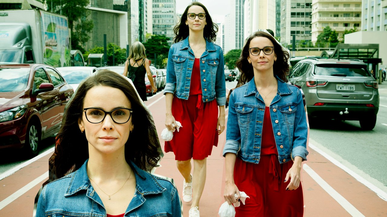 Colagem de cenas em que Débora Falabella caminha pela Avenida Paulista no filme "Depois a Louca Sou Eu"