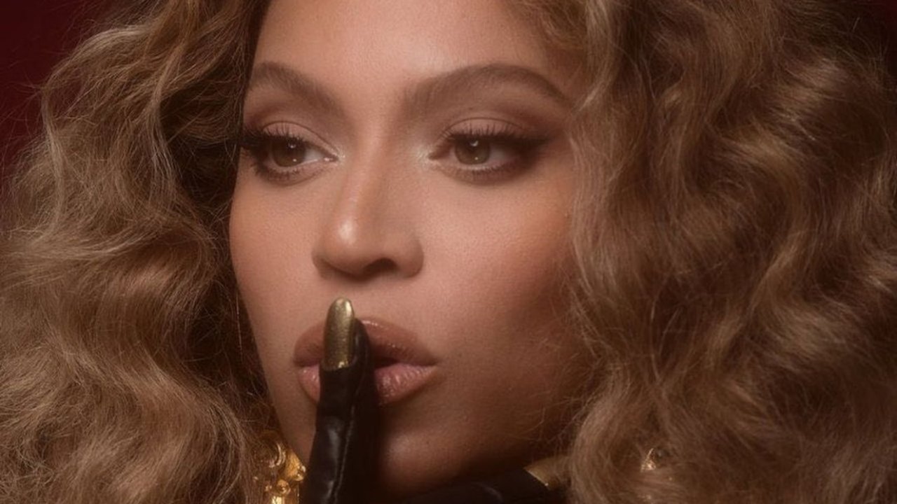 Beyoncé de cabelos cacheados no Grammy 2021