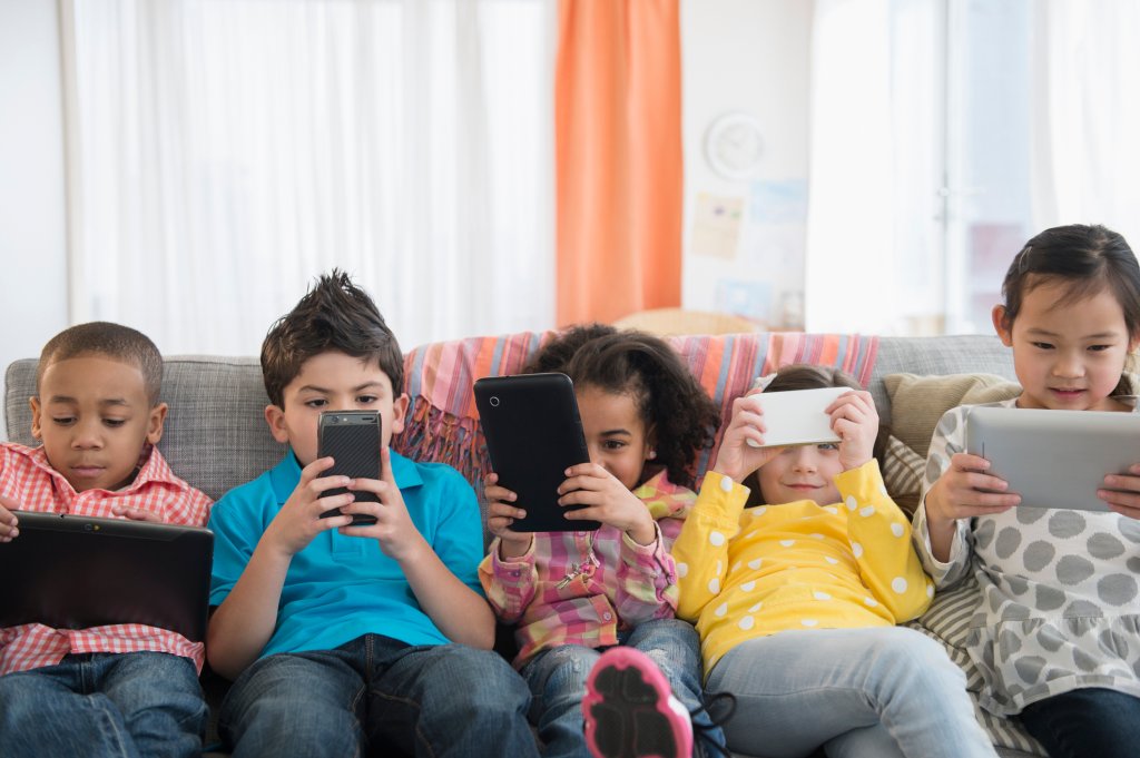 crianças usando smartphones