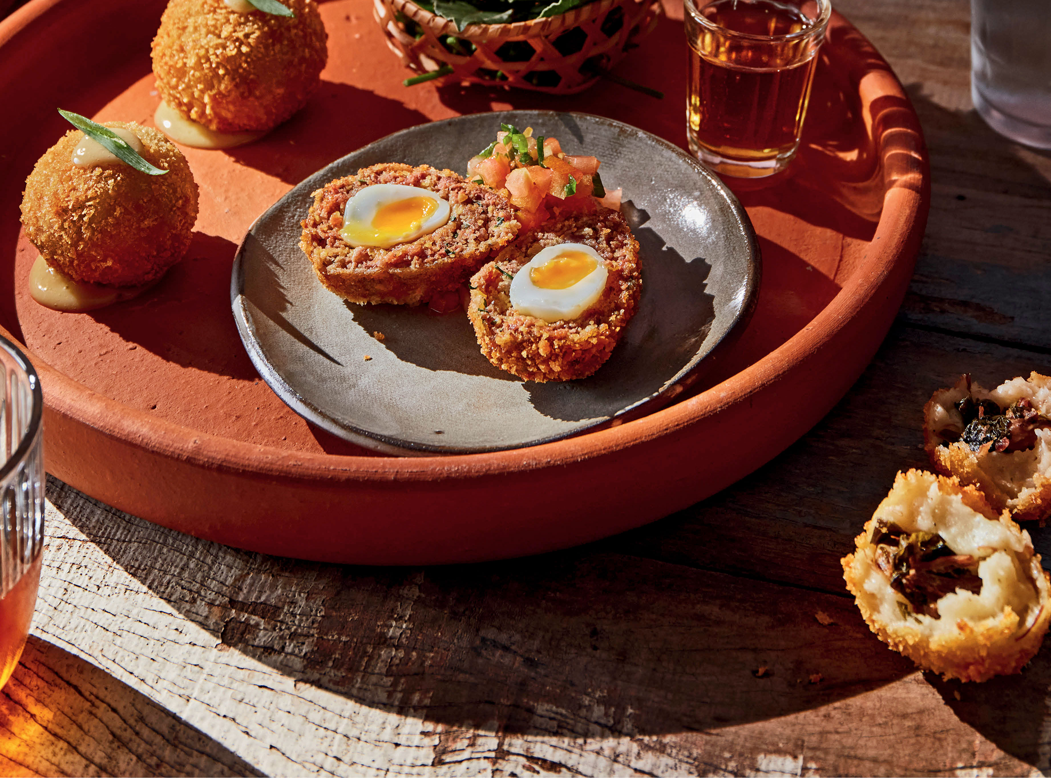 Bolinho de rabada no tucupi e bolinho baixaria, da Casa Tucupi