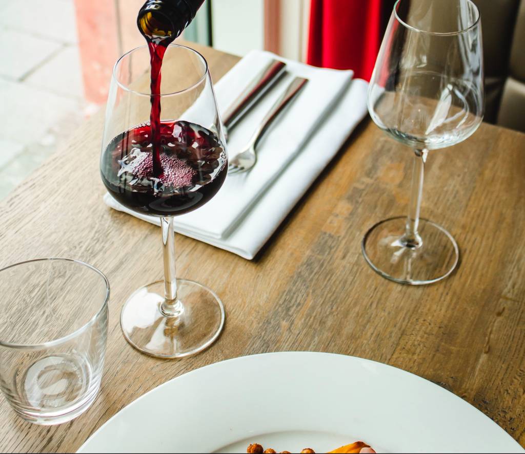 Como harmonizar vinhos, tintos e brancos, com o almoço de Páscoa