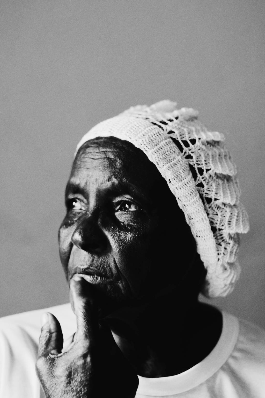CULTURA (1) mulher com toca de crochê olha para o lado