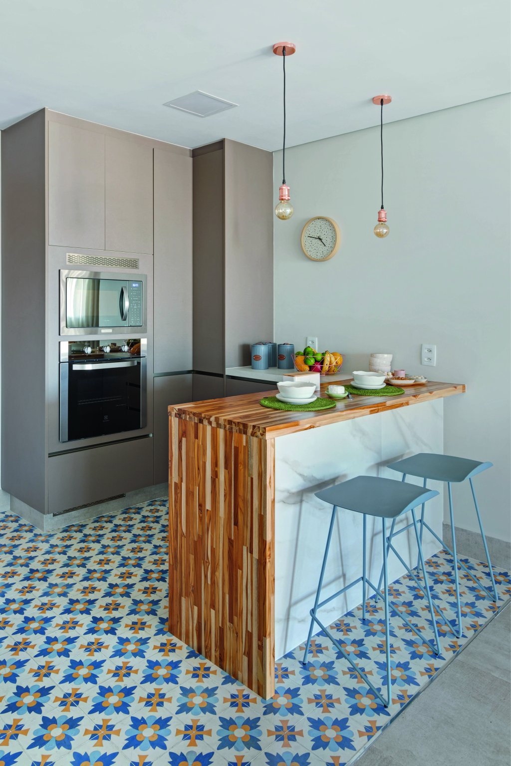 A cozinha colorida foi projetada por Juliana Bianchi e Amanda Lima,