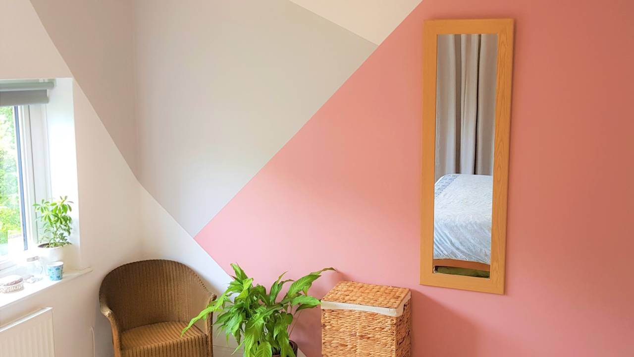 Deixe o tédio da quarentena de lado e crie uma linda parede geométrica em casa