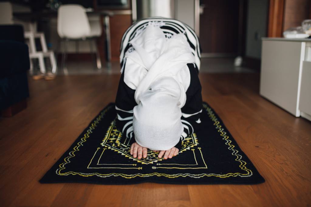 Muslim woman praying Ramadã