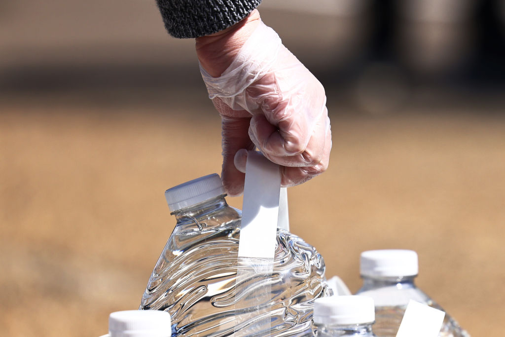 Jackson, Mississippi Struggles With Lack Of Water 3 Weeks After Winter Storms Galão