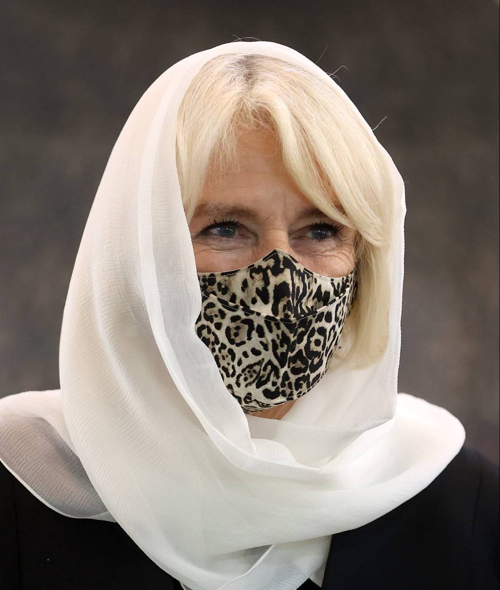 Duquesa da Cornualha adere moda confortável e aparece com chinelo felpudo