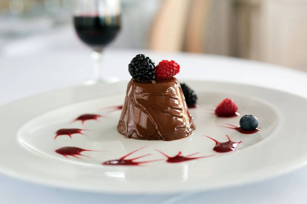 Pana cotta de chocolate com frutas vermelhas