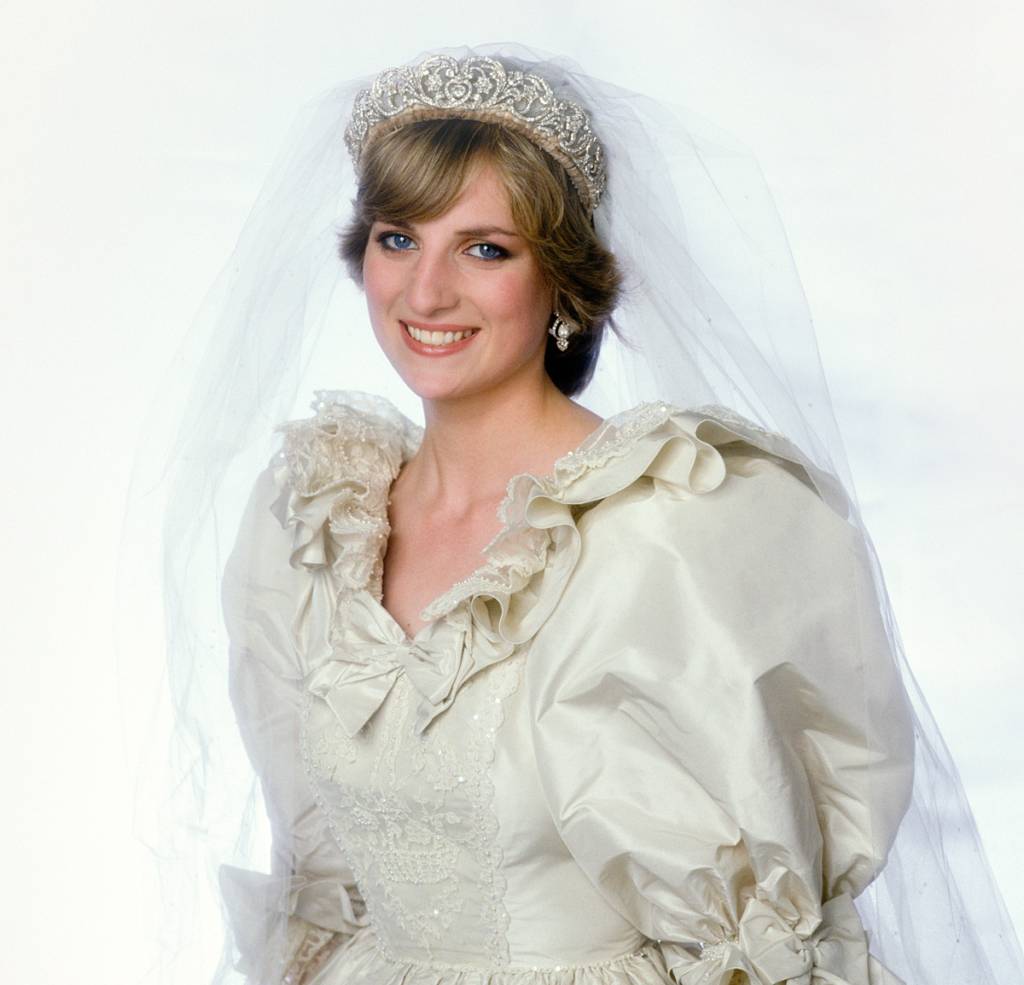 Após 40 anos, bolo de casamento de Lady Di é leiloado por R$ 15 mil