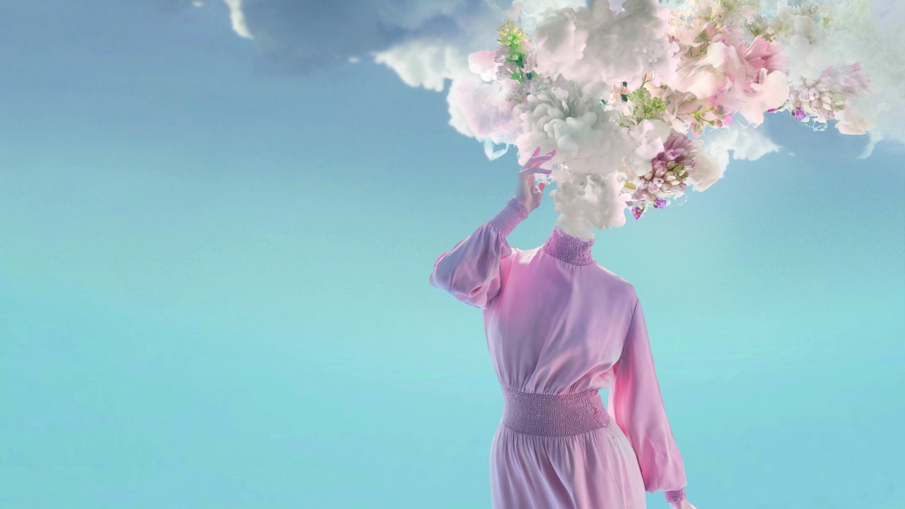 Flores e nuvens saem do pescoço de uma figura feminina no lugar da cabeça