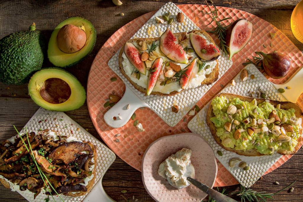 Receitas para o brunch perfeito com torradas, avocado e bowl de frutas