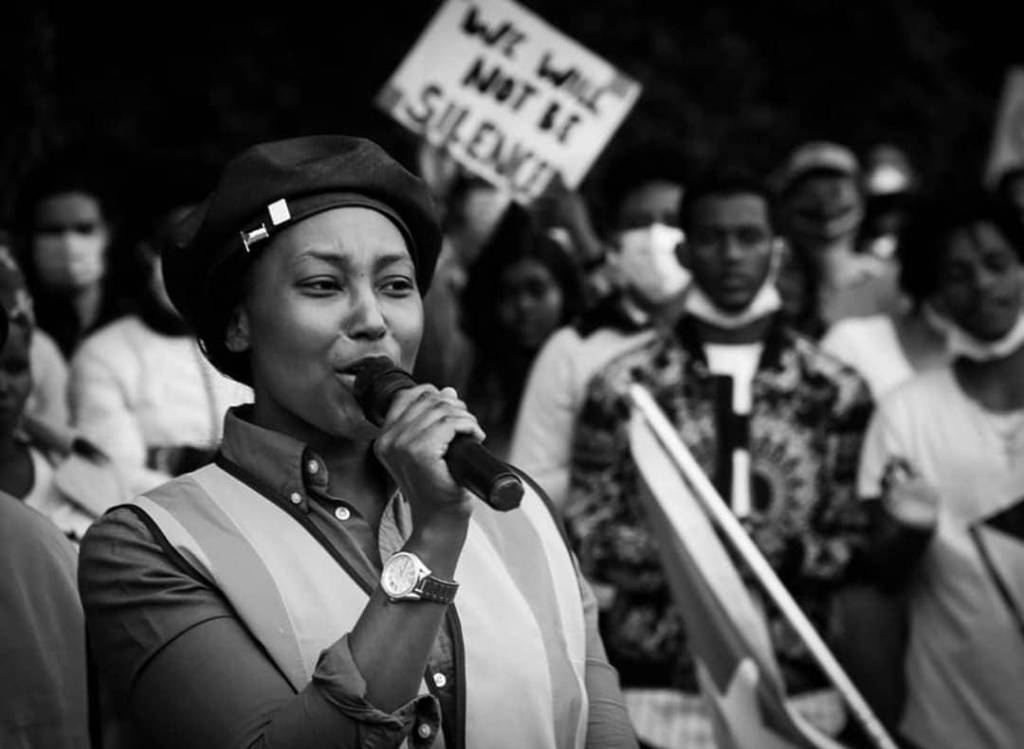 Líder do movimento Black Lives Matter é baleada na cabeça em Londres