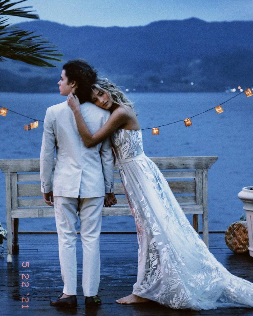 O belíssimo vestido de noiva da Sasha e os detalhes de seu casamento