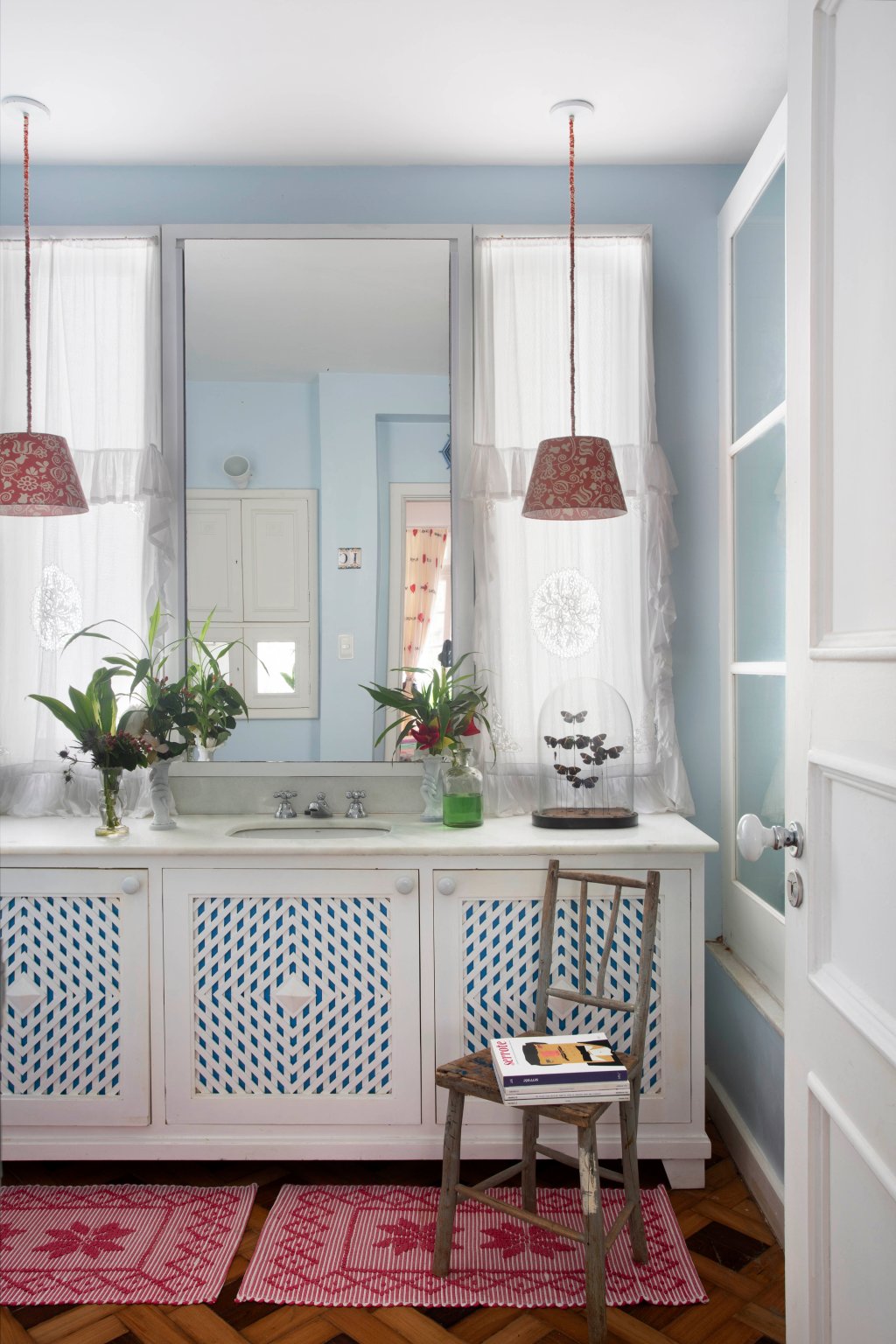 Banheiro com arranjos simples e delicados criados por Anna Luiza Rothier